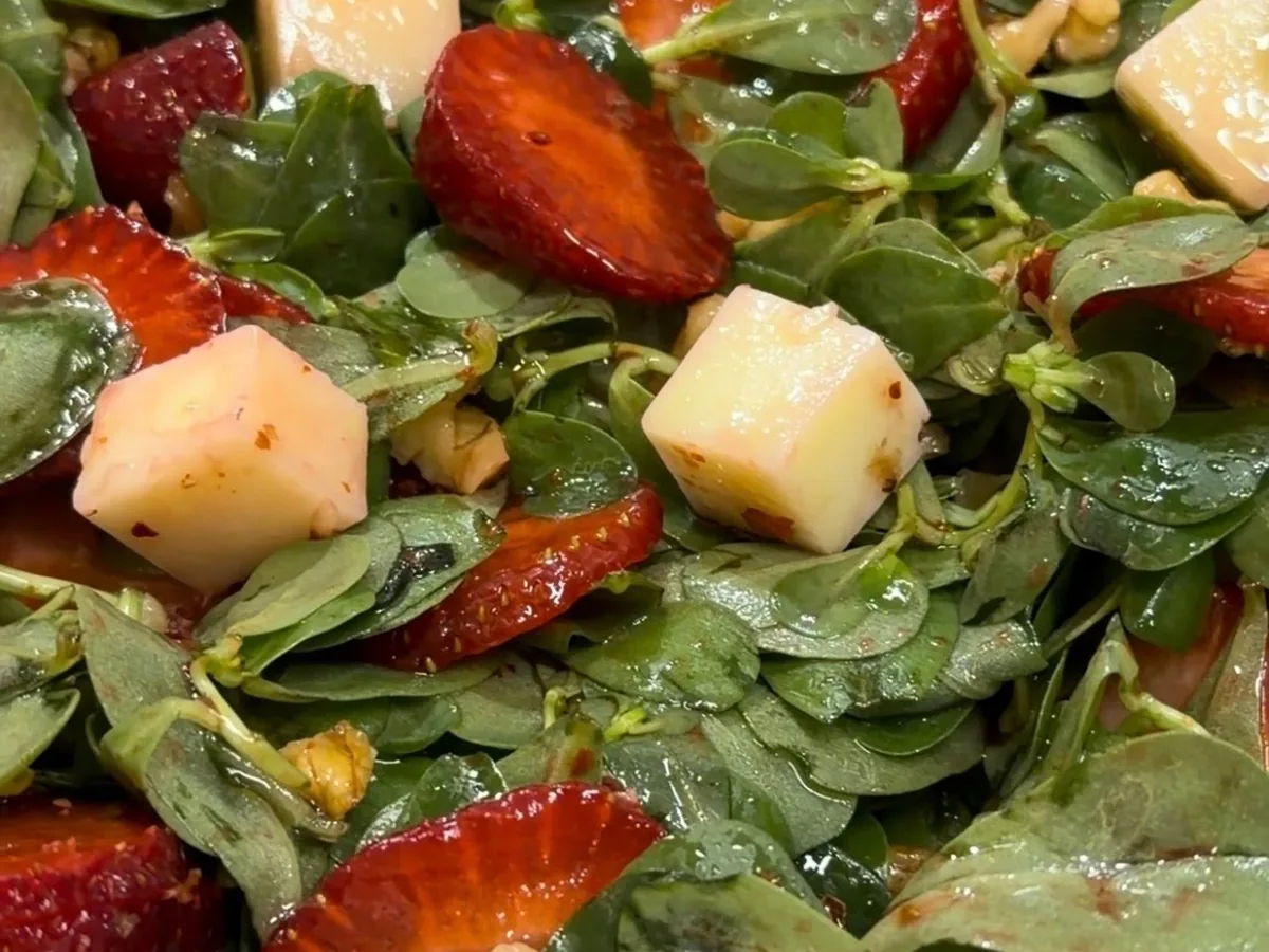 Purslane salad with strawberries and cheese