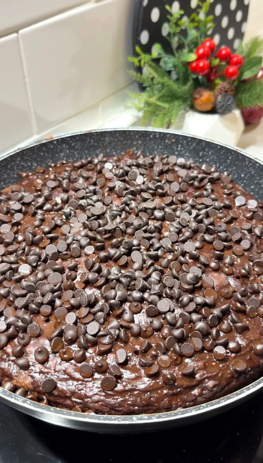 no-oven chocolate banana cake topped with chocolate chips
