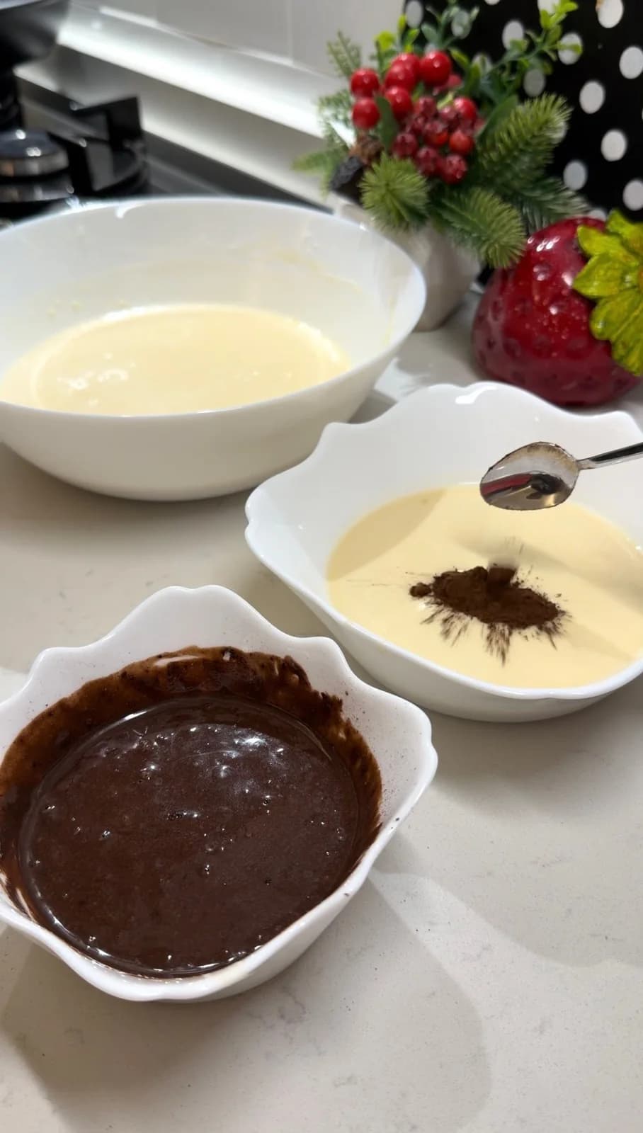 Plain and cocoa crepe batters prepared for making leopard crepes